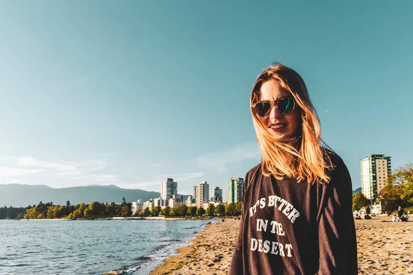 Meisje op het Engels Bay Beach in Vancouver, Bc, Canada — Stockfoto