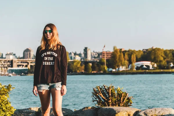 Meisje op het Engels Bay Beach in Vancouver, Bc, Canada — Stockfoto