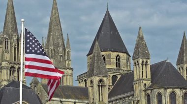 Amerikan bayrağı, rüzgarda sallayarak Caen şehir Normandiya, yavaş hareket