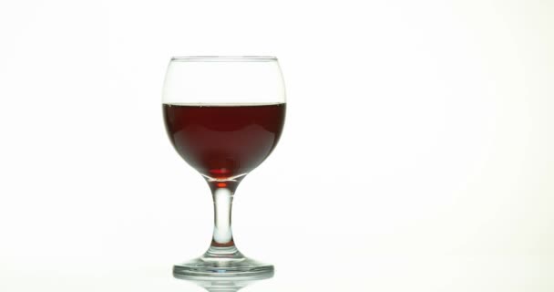 Kırmızı şarap cam içine dökülür varlık — Stok video