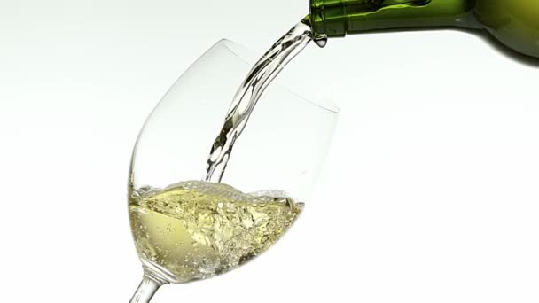 Vino bianco versato nel bicchiere — Video Stock
