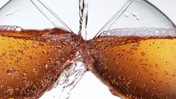 Pembe şarap cam içine dökülür varlık — Stok video