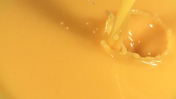 Succo d'arancia versato in un bicchiere — Video Stock