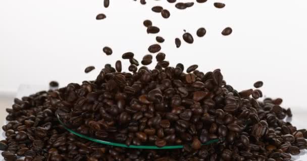 Fallende Kaffeebohnen — Stockvideo
