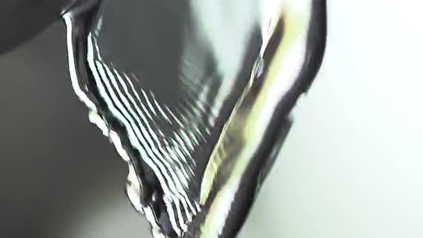 Коснитесь с помощью течения воды на черном фоне, медленное движение — стоковое видео