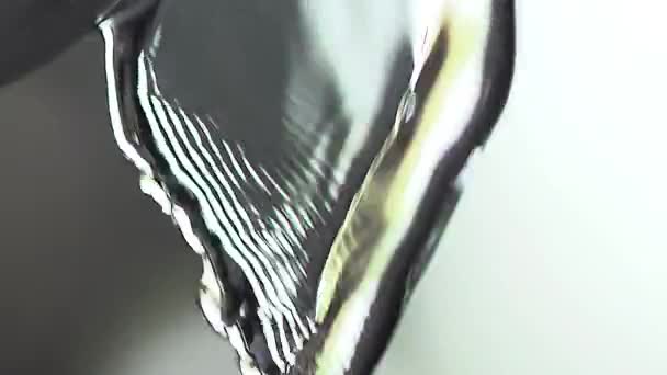 Tapotez avec de l'eau courante sur fond noir, Mouvement lent 