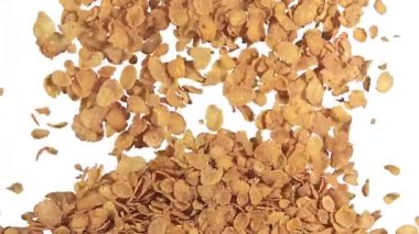 Mısır gevreği beyaz arka planı, yavaş düşüyor