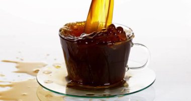 Bardağa kahve dolduruyorum. 