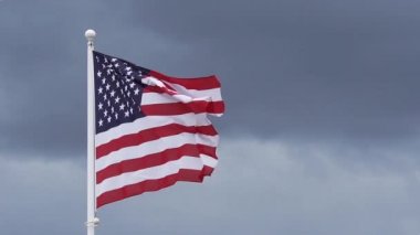 Amerikan Bayrağı Rüzgarda Dalgalanıyor, Yavaş Hareket
