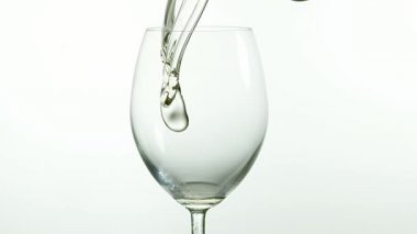 beyaz şarap cam içine dökülür varlık