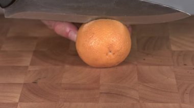 Ağır çekim bir bıçakla kesilmiş portakal