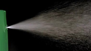 Siyah arka plan karşı yavaş hareket hava içine ince beyaz sis püskürtme sprey Can