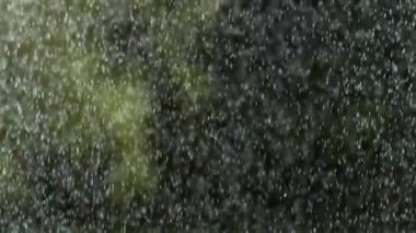 Düşen yağmur damlaları