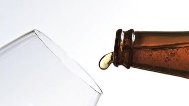 Beyaz arka plan, ağır çekim cam içine dökülür varlık bira