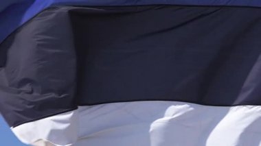Estonya bayrağı sallayarak Rüzgar, ağır çekim