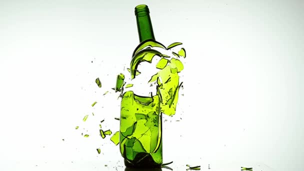 Brytande av vinflaska — Stockvideo