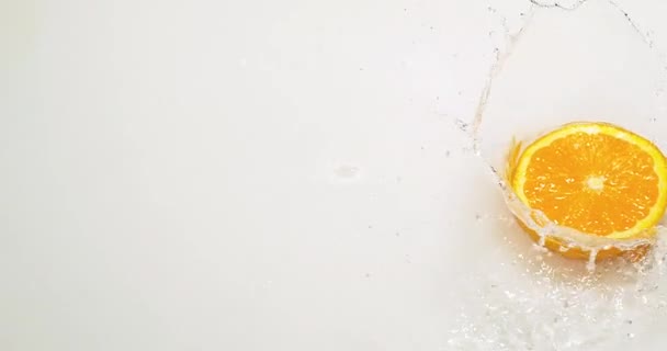 Portakal dilim düşen su ve sıçraması — Stok video