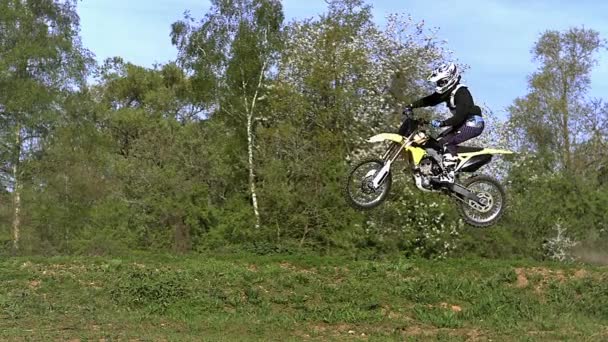 Ung Man gör Stunt på motorcykel, Slow Motion och realtid — Stockvideo