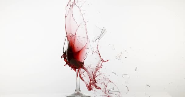 Glas Rotwein zerbricht und spritzt — Stockvideo