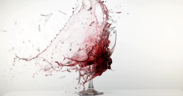 Lámání a šplouchání skleničku červeného vína — Stock video