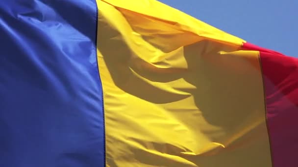 Bandiera della Romania sventola nel vento, rallentatore — Video Stock