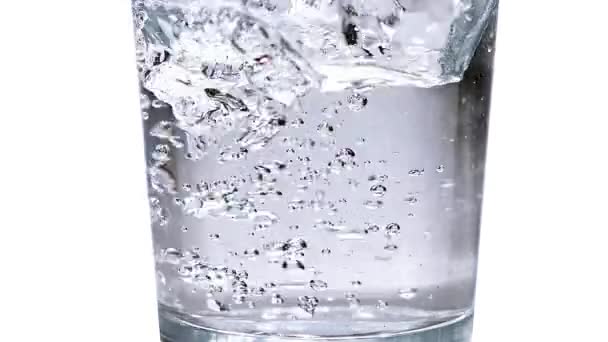 Poudering water in glas — Stockvideo