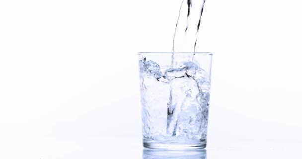 Verser de l'eau dans le verre  