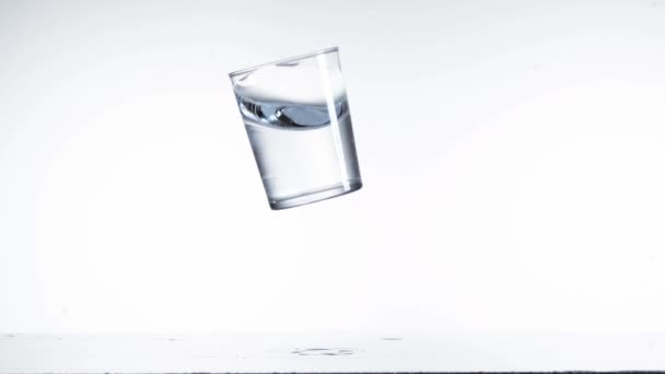 Chute de verre et éclaboussures d'eau — Video