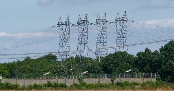 Pilones de electricidad con cielo azul — Vídeos de Stock