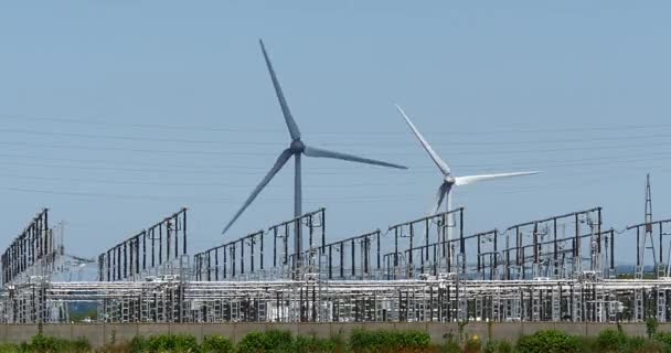 Turbinas eólicas no céu azul — Vídeo de Stock