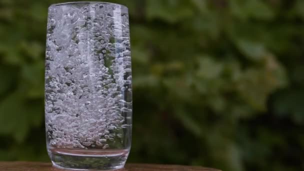 Poudering water in glas — Stockvideo
