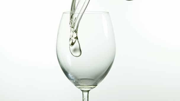 Vin blanc versé dans le verre 