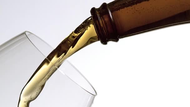 Cerveza que se vierte en vidrio contra fondo blanco, cámara lenta — Vídeos de Stock