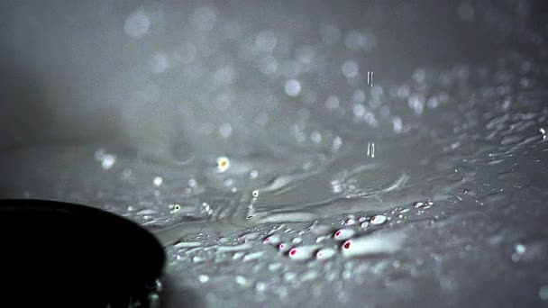 Gota de agua cayendo en el lavabo — Vídeos de Stock