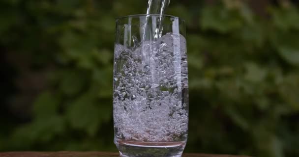 Poudering νερό σε ποτήρι — Αρχείο Βίντεο