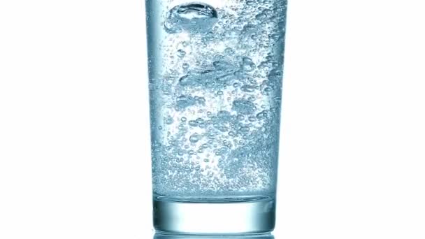 Poudering agua en vidrio — Vídeo de stock