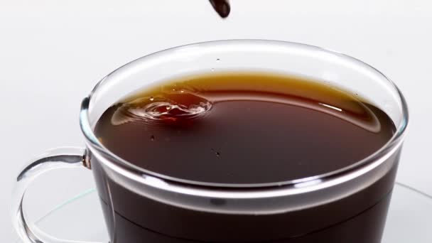 Chicchi di caffè che cadono in tazza — Video Stock