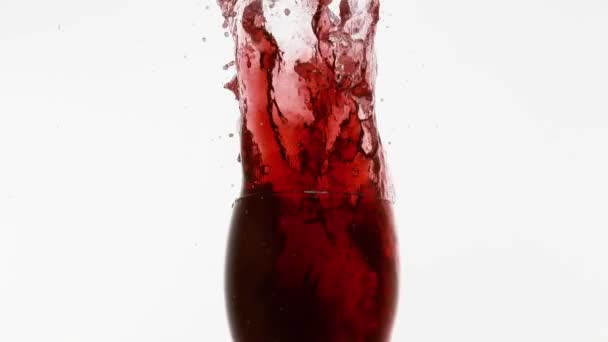 Caduta di vetro e spruzzi di vino rosso — Video Stock