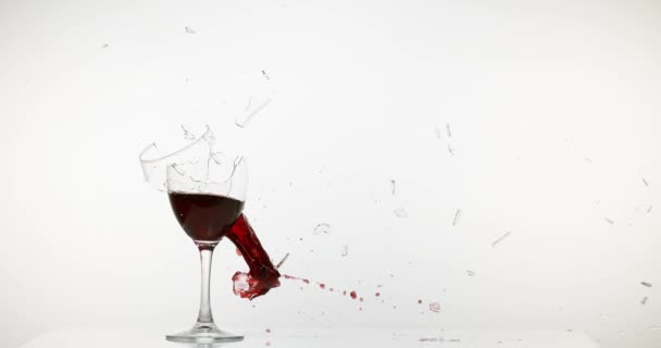 Glas Rotwein zerbricht und spritzt — Stockvideo