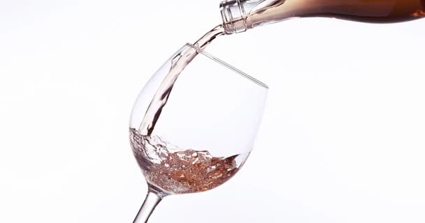 Rosafarbener Wein ins Glas gießen — Stockvideo
