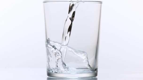 Poudering vatten i glas — Stockvideo