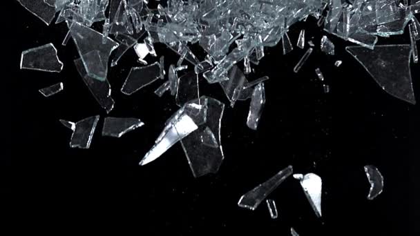 Fönsterruta, glas faller mot svart bakgrund, Slowmotion — Stockvideo