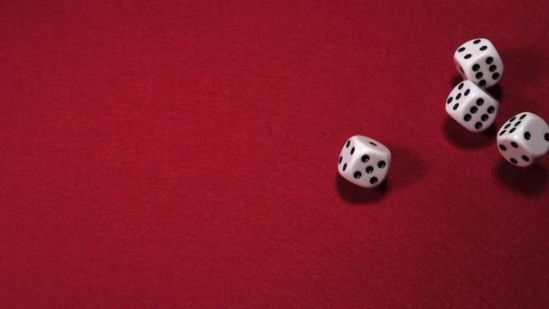 对红色滚动的骰子 — 图库视频影像