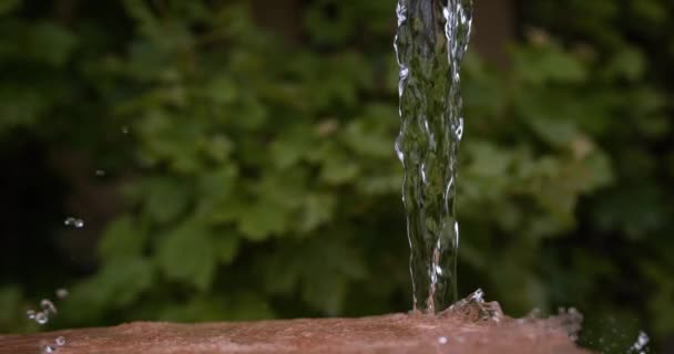 Wasser fällt und plätschert — Stockvideo