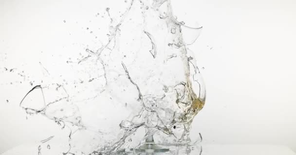 Разбивая стекло вина — стоковое видео