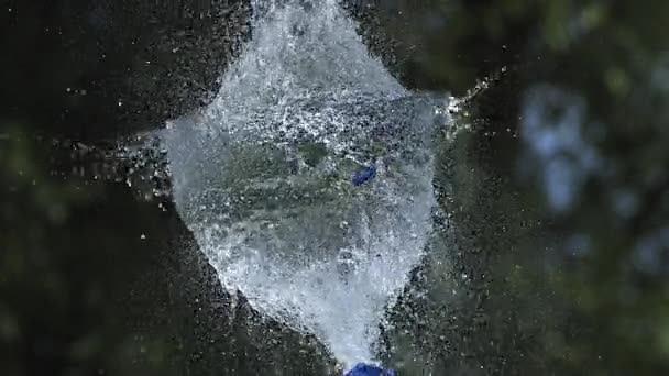 Schuss zerbrechendes Wasser gefüllter blauer Ballon, Zeitlupe — Stockvideo