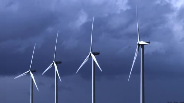 多云的天空，在诺曼底，慢动作卡昂附近风力涡轮机 — 图库视频影像