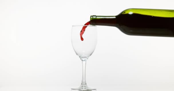 Rotwein wird ins Glas gegossen — Stockvideo