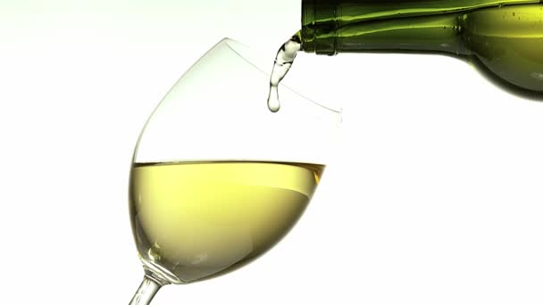 Белое вино наливают в бокал — стоковое видео