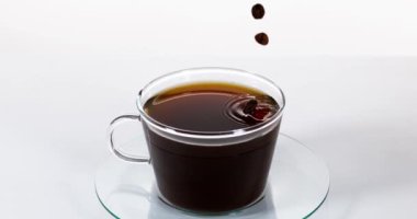 kahve çekirdekleri fincan içine düşen